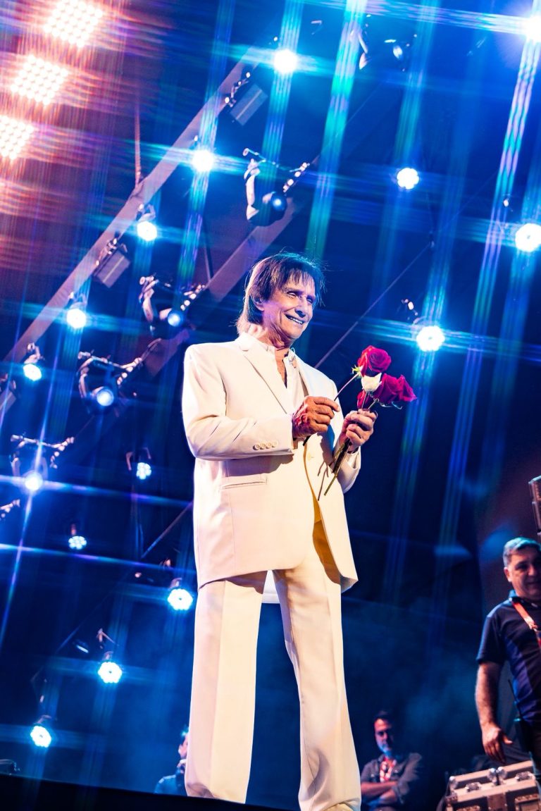 Na primeira noite da ExpoCrato 2025, Roberto Carlos emociona público após dez anos sem se apresentar no Cariri